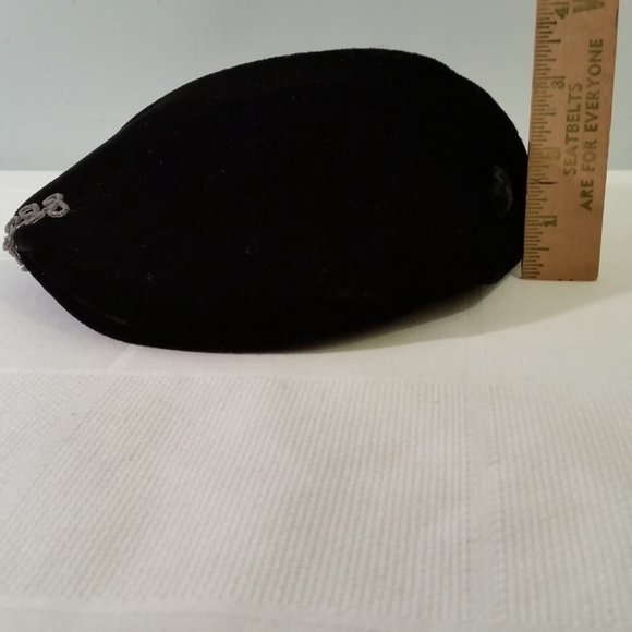 Vintage Black Velvet Hat from the 1940s - Picture 12 of 13